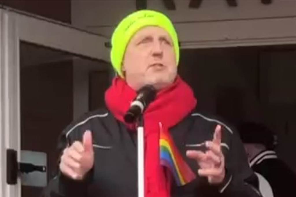1000 Legdener demonstrieren gegen Rechtsextremismus Pastor Siegfried Thesing forderte dazu auf, Verantwortung für die nachfolgenden Generationen zu übernehmen.