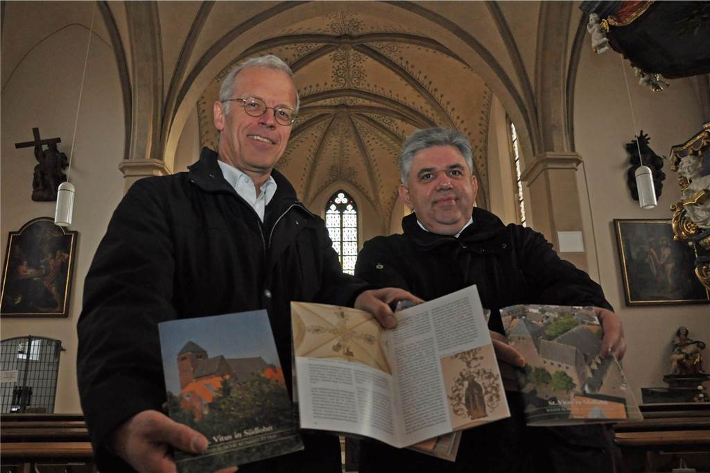 Ulrich Söbbing entwickelte aus trockenen Akten lebendige Geschichte zwei Menschen zeigen Bücher