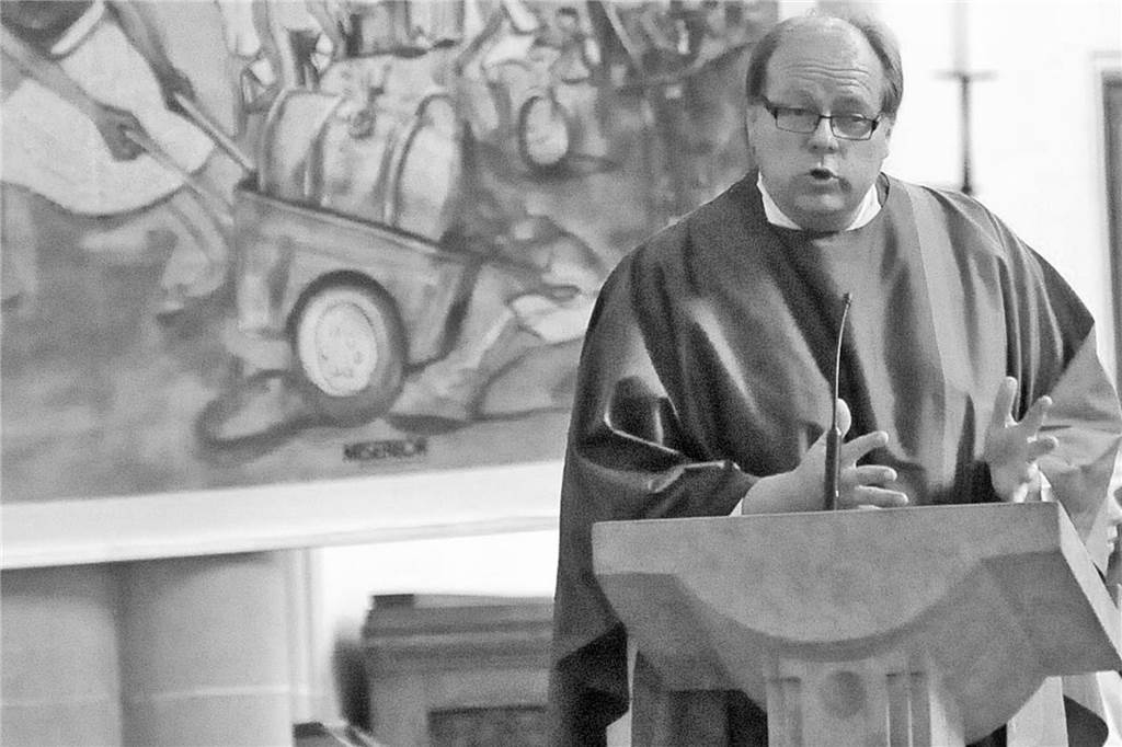 Pastor Thomas Großeit auf der Kanzel