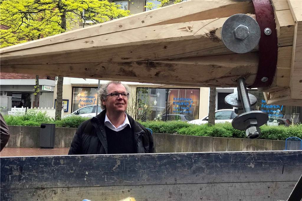 Pfarrer Winfried Grohsmann über Castrop-Rauxels unendliche Möglichkeiten Pastor Winfried Grohsmann bestaunt die Spitze des kleinen Turms, den man als Dachreiter bezeichnet und der erst kürzlich neu auf St. Lambertus platziert wurde.