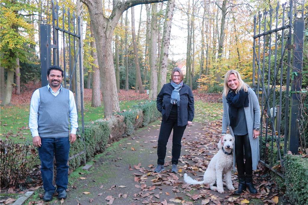Patenschaft für indische Kinder kostet nicht mal einen Euro pro Tag Pastor Xavier Muppala freut sich sehr über die Organisation des neuen Patenschafts-Projektes durch Barbara Böing und Barbara Stender (v.l.).