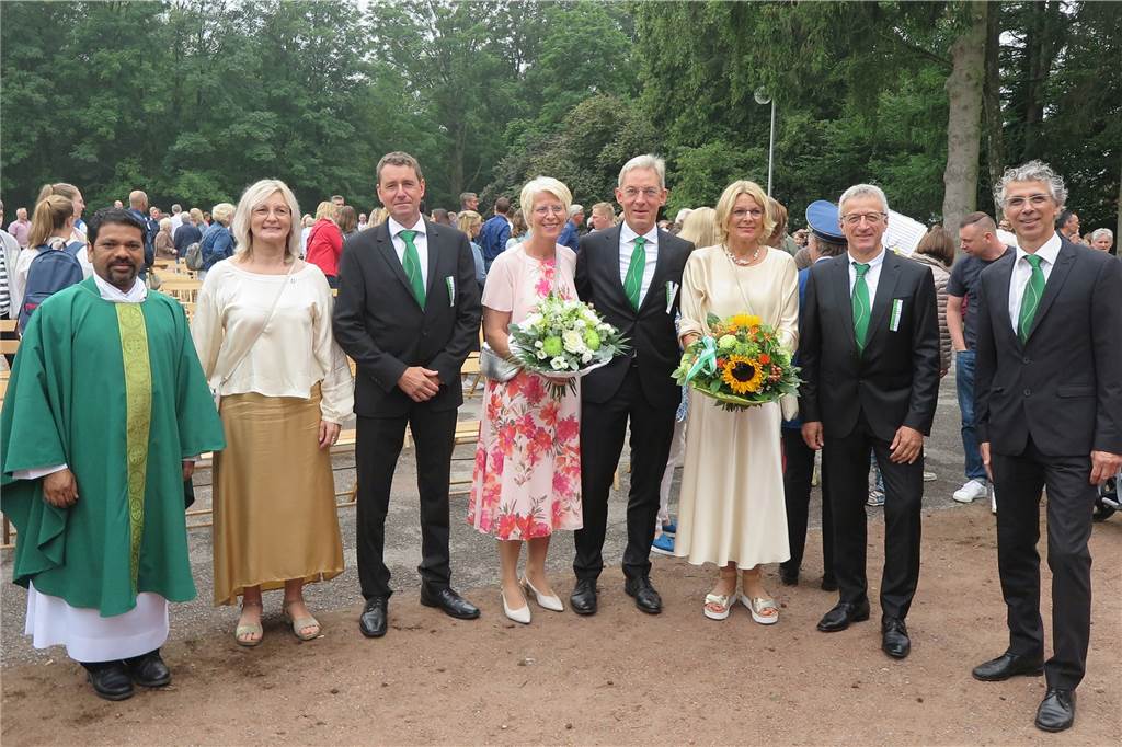 Kiliangilde Altschermbeck: Viele Gäste bei geschrumpftem Programm Pastor Xavier Muppala (l.) und der Schützenpräsident Gregor Zens (r.) freuten sich, dass der seit 2019 regierende Thron komplett an der Feldmesse teilnahm.