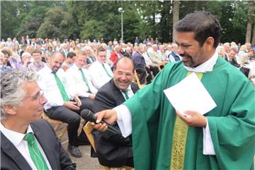 Pastor Xavier Muppala (r.) befragte Gottesdienstbesucher nach der Bedeutung der Farben Grün und Weiß im Erscheinungsbild der Schützen.