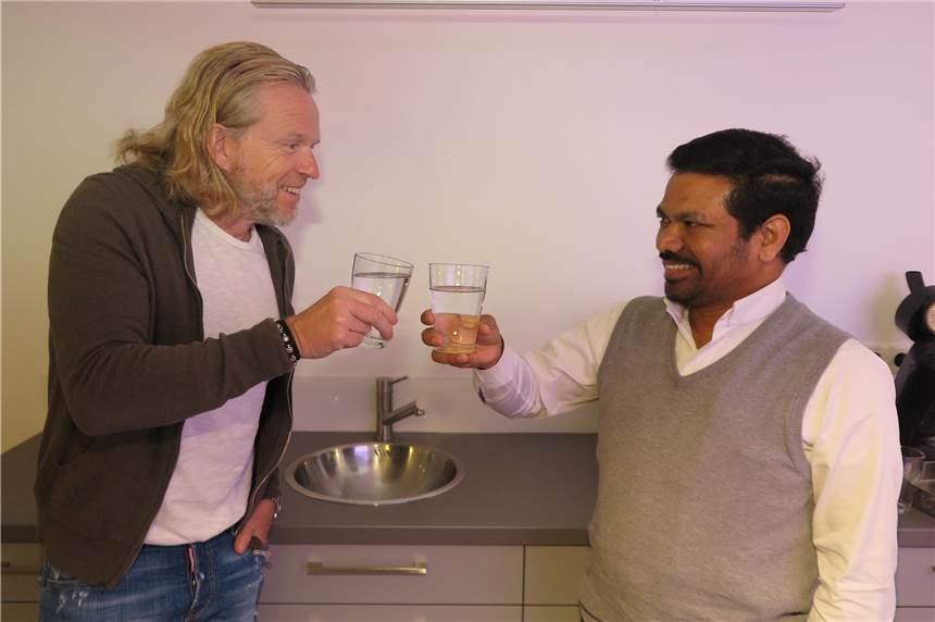 Schermbecker Unternehmer Stephan Stender spendet für ein Projekt in Indien Pastor Xavier Muppala (r.) ist froh, in Stephan Stender (l.) einen großzügigen Spender für die Erzeugung sauberen Trinkwassers in seiner indischen Heimat gefunden zu haben.