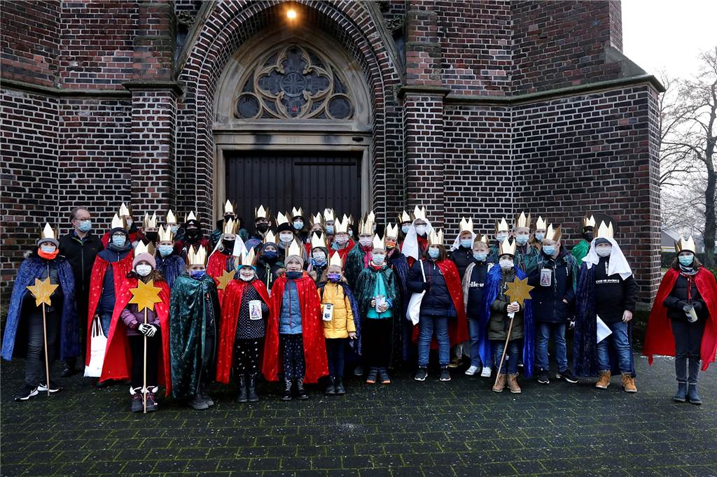 Sternsinger wieder unterwegs in Haltern - diesmal unter besonderen Vorzeichen Pastoralreferent Gregor Coerdt segnete in Hullern 43 Kinder zur Sternsingeraktion.