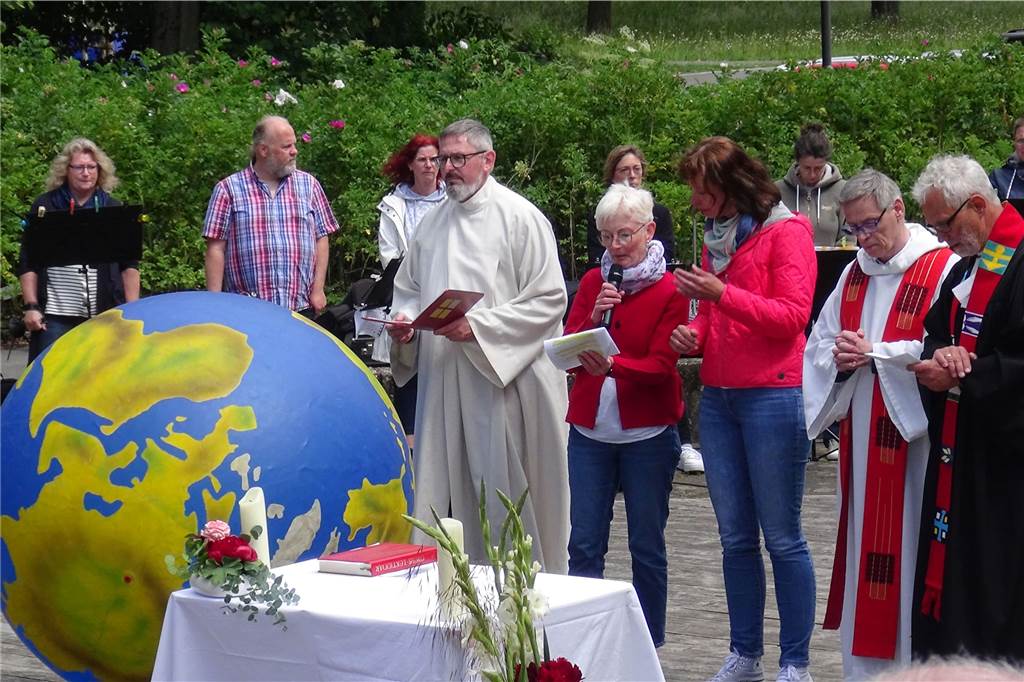 Premiere: Gottesdienst im Amphitheater aller Dorstener Kirchengemeinden Pastoralreferent Stephan Biesterfeldt rief die gut 200 erschienenen Besucher auf, „alle Sorgen auszuatmen“ und an der frischen Luft neue Lebensenergie zu tanken.