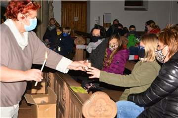 Pastoralreferentin Mechtild Sicking (l.) und alle beteiligten Helfer der Kirchengemeinde Heilig Kreuz Heek müssen derzeit viel wegen der anstehenden Weihnachtsgottesdienste organisieren. 