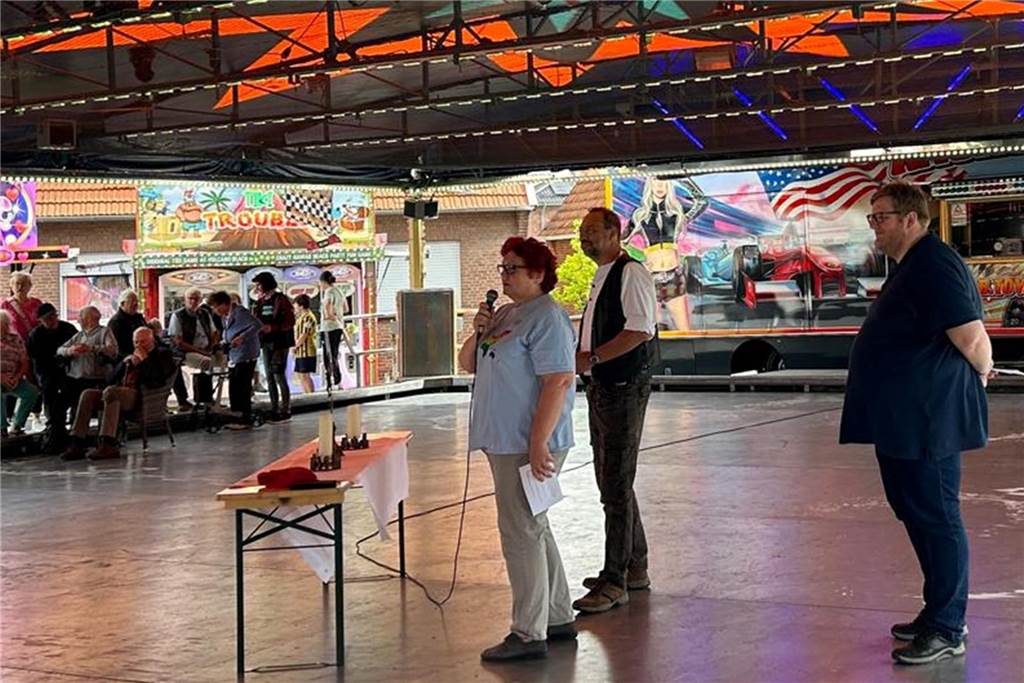 Das Erfolgsmodell der Kirchengemeinde Heilig Kreuz Heek Gottesdienst an einem Autoscooter