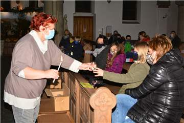 Pastoralreferentin Mechtild Sicking zündet die Kerzen an. 