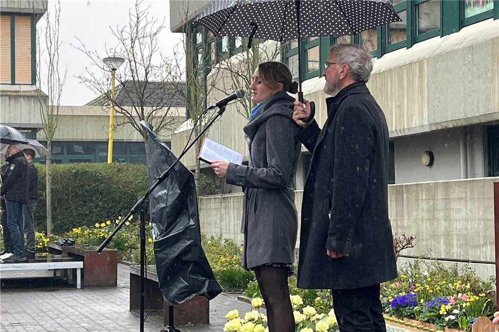 Zehn Jahre nach dem Flugzeugabsturz: „Trage meine Tochter im Herzen“ Pastoralreferentin Stephanie Rüsweg und Pfarrer Karl Henschel sprechen bei der Gedenkveranstaltung für die Opfer des Germanwings-Absturzes in Haltern.