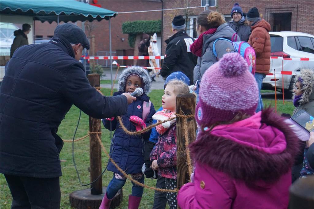 Nikolaus-Besucher an der Krippe: Zahlreiche Familien kommen zu Auftakt Pater George sang mit den Kindern ein Nikolauslied.
