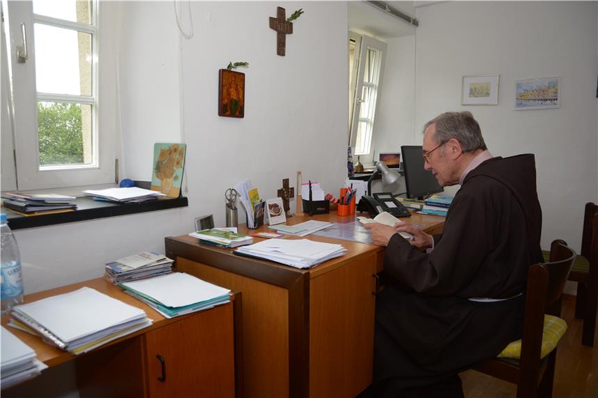So bescheiden leben die vier Brüder im Kapuzinerkloster Werne Pater Gisbert in seiner Arbeitszelle - so wird sie genannt. Hier bereitet sich der Bruder auf seine Arbeit in der Seelsorge vor. Gegenüber liegt sein Schlafzimmer.