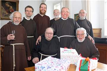 Pater Gisbert Schütte (3.v.r.) feierte gestern seinen 80. Geburtstag – gemeinsam mit einigen Mitbrüdern.