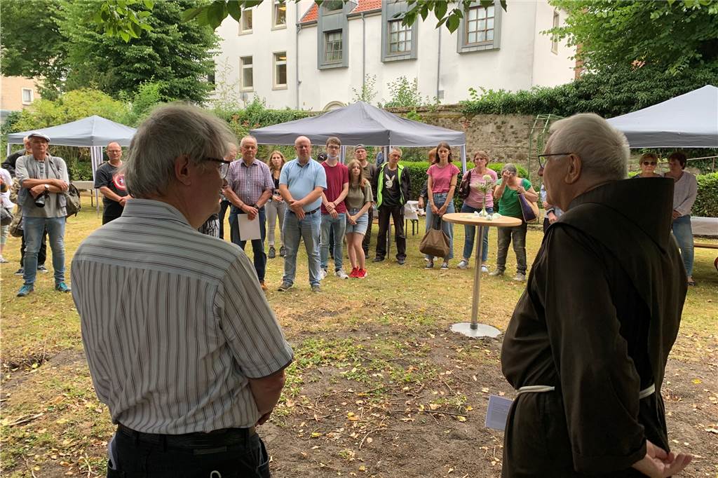 Simon aus Dorsten: „Alkohol und Heroin haben meinen Bruder umgebracht“ Andacht mit zwei Geistlichen im Klostergarten.