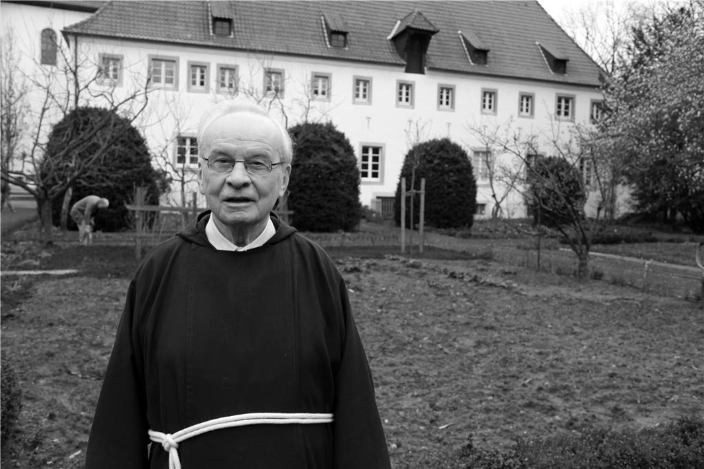Trauer im Kapuziner-Kloster: Pater Michael mit 95 Jahren gestorben Pater Michael auf einem Archivbild aus dem Jahre 2015 im Garten des Werner Kapuziner-Klosters.