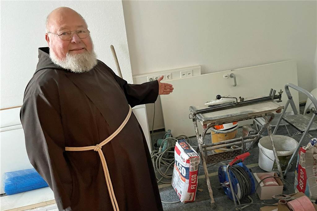 Umbau zum Senioren-Kloster ist beendet: Der älteste Kapuziner ist 95 Jahre alt Pater Norbert, der Guardian des Kapuziner-Klosters Werne, weist im Dezember 2022 auf die Baustellen-Tätigkeit.
