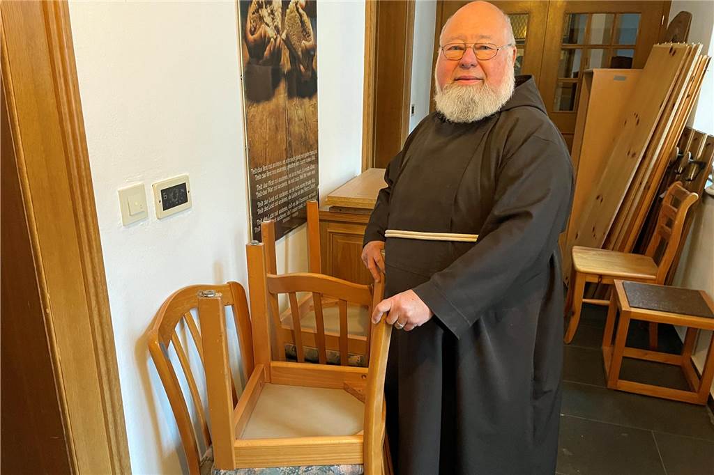 Umbau zum Senioren-Kloster ist beendet: Der älteste Kapuziner ist 95 Jahre alt Pater Norbert mit Mobiliar aus dem aufgelösten Kloster in Stühlingen (Archivfoto), das in den neu entstandenen Zimmern Verwendung fand.
