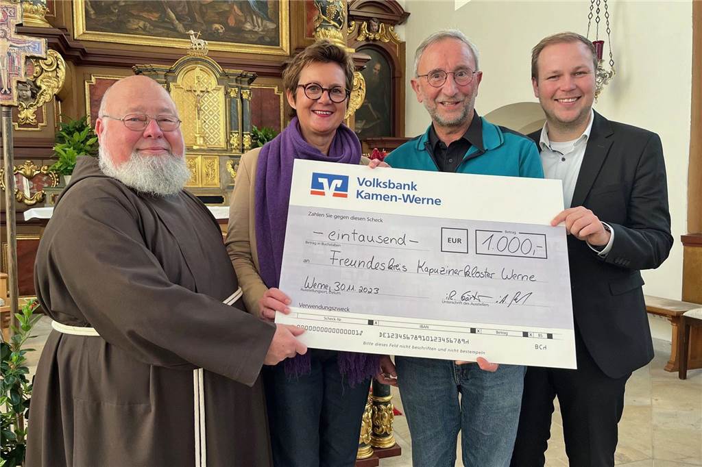Freundeskreis Kapuzinerkloster startet Werbekampagne für mehr Mitglieder Pater Norbert (v. l.), Christiane Fahle und Gregor Zumholz vom Freundeskreis freuen sich über eine Spende zur Werbekampagne über 1000 Euro vom Philipp Gärtner von der Volksbank Kamen-Werne.