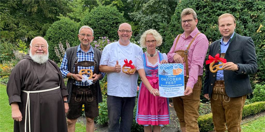 „Riesige Vorfreude“ - Lionsclub bittet zum Oktoberfest im Klostergarten Werne Menschen stehen in einem Garten