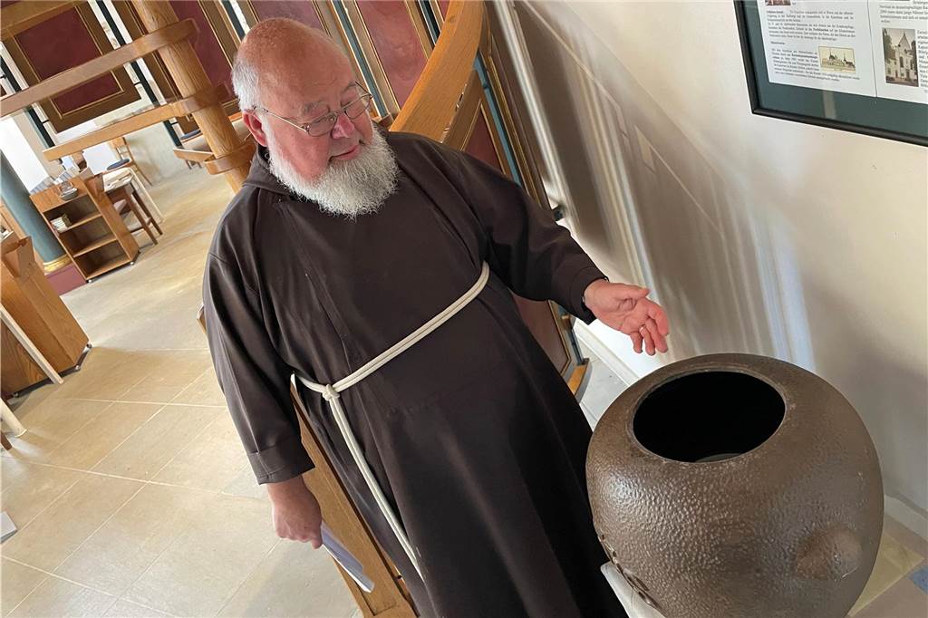 Pilger-Stempel und Tisch aus der Wand gerissen: Sachbeschädigung im Kloster Pater Norbert weist auf das Taufbecken in der Klosterkirche, dessen Abdeckung ebenfalls gestohlen wurde.
