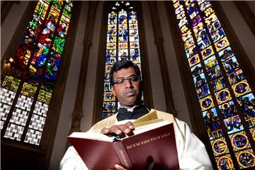 Pater Rajakumar Mathias freut sich auf die ersten Gottesdienste in der Corona-Krise.