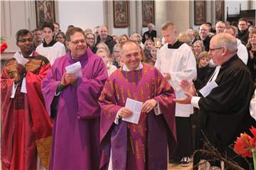 Pater Rajakumar Mathias (links), Diakon Stephan Börger (2.vl.) und Pfarrer Thorsten Melchert (rechts) beim emotionalen Einstand für den neuen Olfener Pfarrer Ulrich Franke (3.v.l.) in der St. Vitus-Kirche in Olfen.
