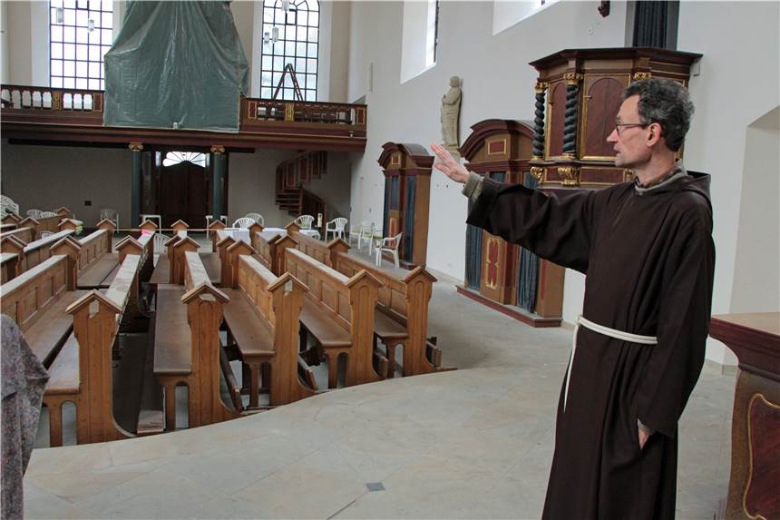Renovierung der Kloster-Kirche nach monatelanger Verzögerung abgeschlossen Pater Romuald, hier Mitte November 2020, freut sich über den Wiedereröffnungstermin der Klosterkirche.