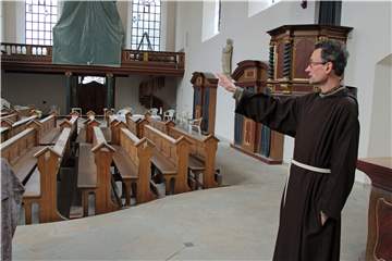 Pater Romuald, hier Mitte November 2020, freut sich über den Wiedereröffnungstermin der Klosterkirche.