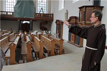 Pater Romuald in der Klosterkirche, deren Renovierung länger dauert als geplant.