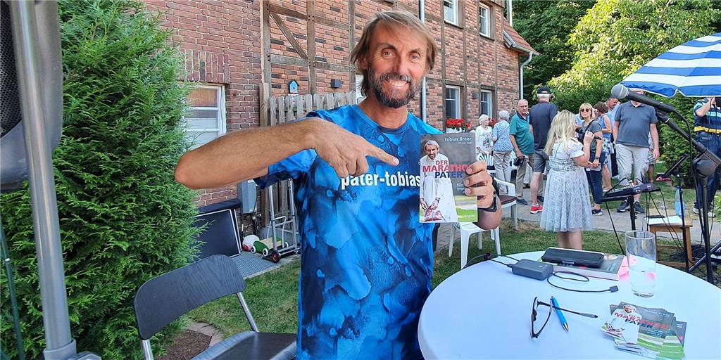 Pater Tobias bei Lesung in Werne: „War dem lieben Gott jahrelang böse“ Pater Tobias Breer präsentiert stolz sein Erstlingswerk aus dem Jahr 2021.