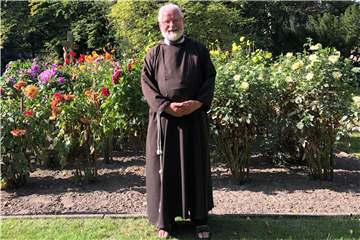Pater Tobias, hier im Garten des Kapuzinerklosters Werne, feiert am Sonntag sein 50-jähriges Priesterjubiläum.
