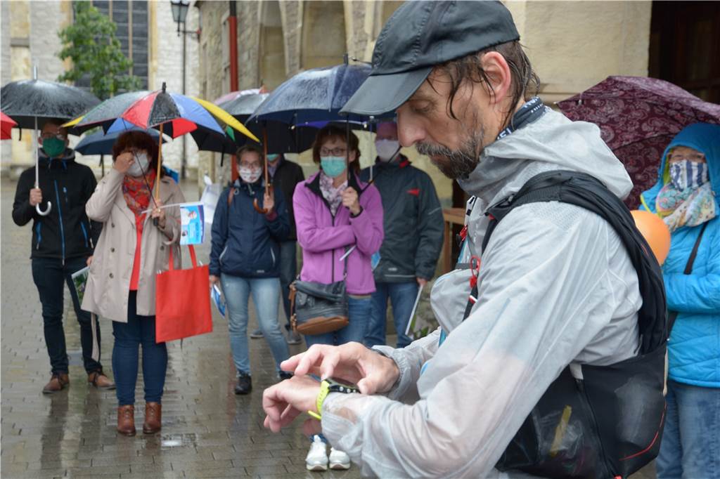 Pater Tobias aus Werne läuft für Flutopfer und sammelt mehr als 30.000 Euro Spenden Pater Tobias ist im Juni 2020 100 Kilometer durch das Ruhrgebiet gelaufen - bei Dauerregen und mit Stopp in seiner Heimat Werne.