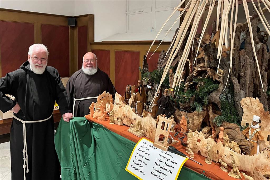 Weihnachten im Kapuziner-Kloster hält viel Arbeit für die Brüder bereit Pater Tobias (l., mit Guardian Pater Norbert) baut alljährlich im Chorraum des Klosters eine eigene, moderne Krippe auf. Er verwendet dafür viel Holz aus der Natur.