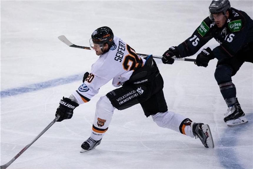 Krefeld Pinguine verlängern mit Verteidiger Seifert Patick Seifert und Travis James Mulock. Foto: Maja Hitij/Archiv