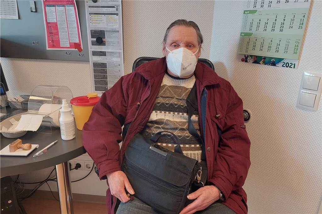 Über 100 Impfungen an einem Tag: Zwei Ärzte aus Castrop-Rauxel legen vor Patient Harald Haut trägt in seinem Beutel eine Herzpumpe.