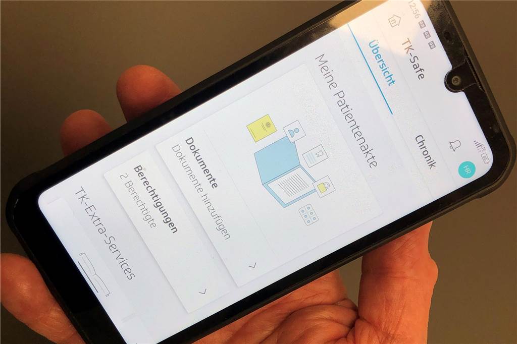 Elektronische Patientenakte hält Einzug: Harald Robers ist ein Pionier Ein Handy-Display zeigt die App zur elektronischen Patientenakte