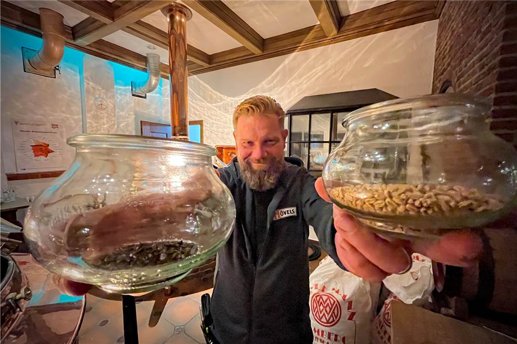 Hier gibt es das wohl frischeste Bier Dortmunds Patrice Steinke hält zwei der Malzsorten in die Kamera.