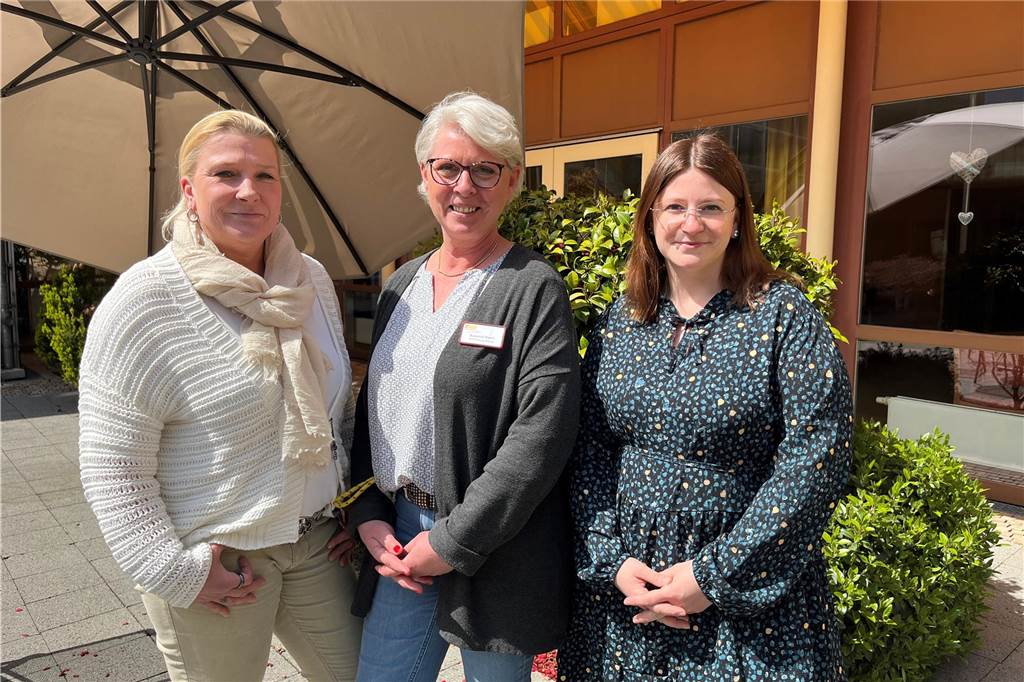 Freiwillige Helfer in Haltern: „Für ein Ehrenamt ist man nie zu alt“ Patricia Graupner, Susanne Nanni und Jennifer Krystek stehen vor dem Seniorenzentrum Kahlstege.