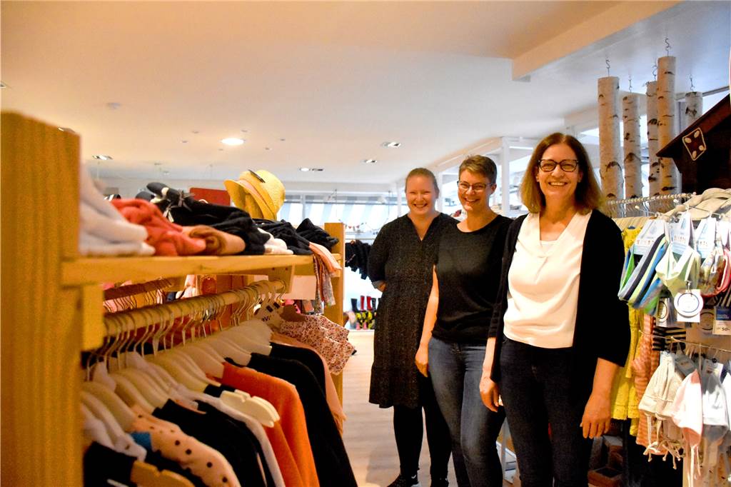 „Hänsel und Gretel“ ziehen von Stadtlohn nach Ahaus in die Innenstadt Patricia Lobitz (r.) und ihre beiden Töchter Mercedes Gericks (l.) und Nicole Bezzola betreiben seit Februar 2020 in Stadtlohn das Kindermodengeschäft "Hänsel und Gretel". Jetzt wollen sie sich vergrößern. Eine passende Immobilie haben sie in Stadtlohn nicht gefunden. Deswegen führt ihr Weg jetzt in die Ahauser Innenstadt.