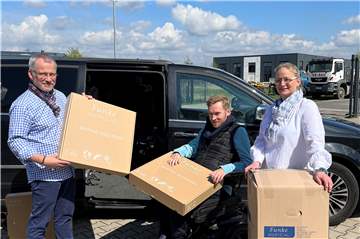 Patricia (r.) und Andreas (l.) Funke von Funke Medical unterstützen Samuel Koch bei seiner Hilfe für Geflüchtete aus der Ukraine. 