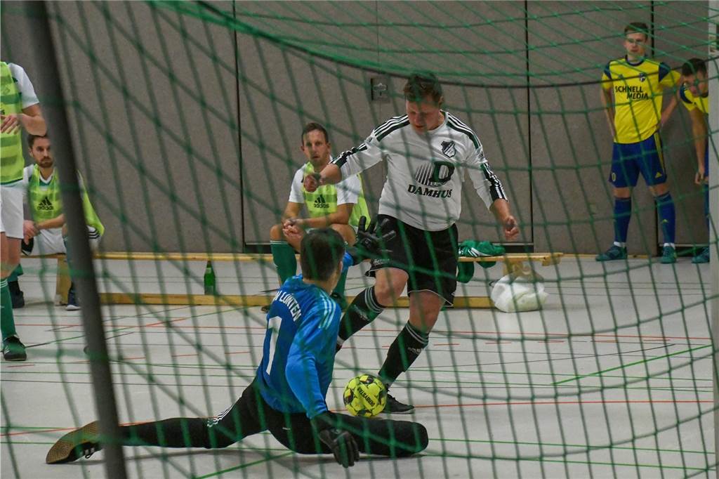 Patrick Ahlers (SW Holtwick) bringt den Ball nicht am Keeper der Ü32 Lünten/Ammeloe vorbei.