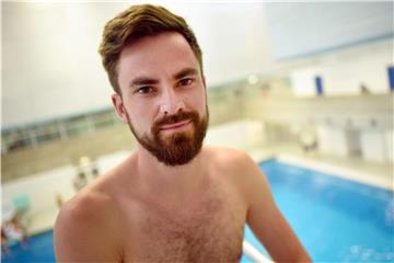 Patrick Arendt ist seit mehreren Jahren an MS erkrankt. Vom Klippenspringen hält ihn das nicht ab. Foto: Henning Kaiser