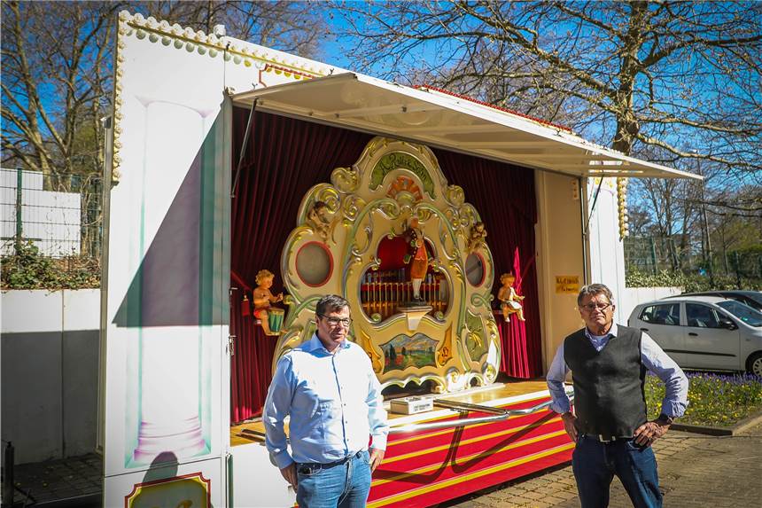 Patrick Arens (l.) und Adolf Hirsch sorgten mit Musik aus der Kirmesorgel für freudige Gesichter bei den Senioren.