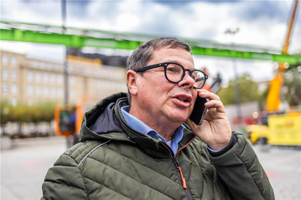 „Hau den Lukas“ beim Hansemarkt war dieses Mal besonders gefragt Patrick Arens vom Schaustellerverein Rote Erde telefoniert auf dem Hansaplatz.