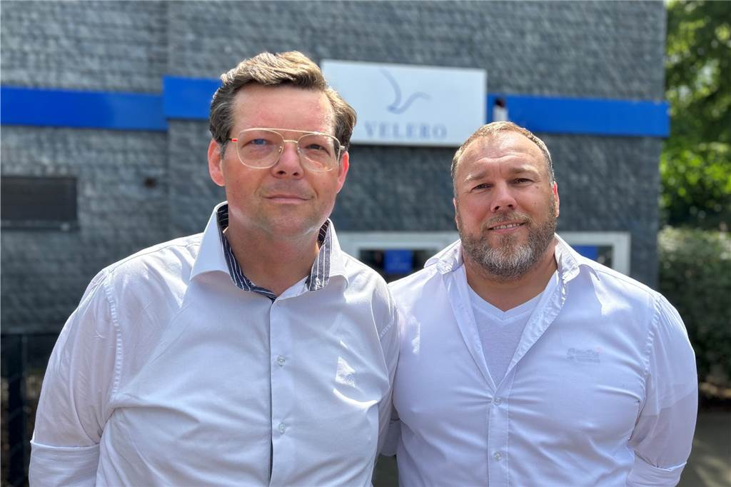 Politiker besuchen „aufgehübschte“ Velero-Siedlung - Mieter machen Vorwürfe Patrick Bolik und Ronny Sager von Velero haben die Dorstener Politiker durch die Siedlung geführt.