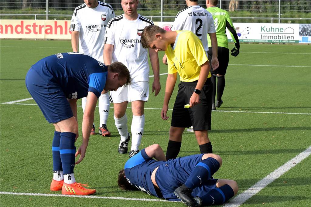 BV Lünen siegt im Derby dank Effizienz Patrick Botta (m.) liegt am Boden und hält sich den Bauch.