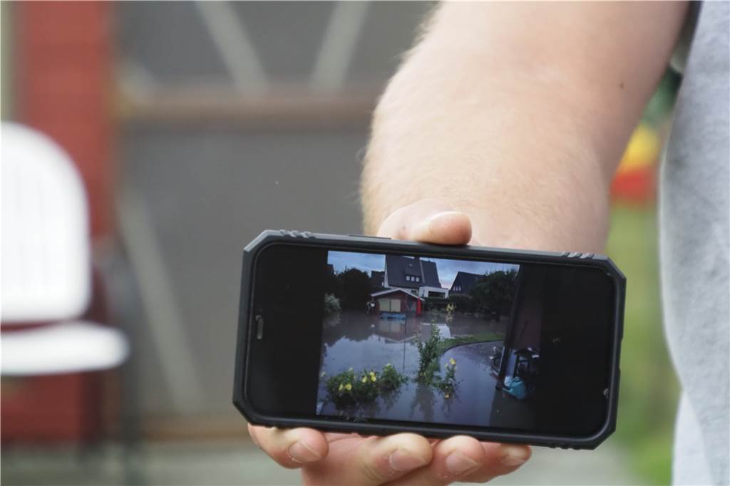 Hochwasser: Viele Niederadener haben noch immer mit den Folgen zu kämpfen Astrid und Patrick Dähn stehen auf der Straße, auf der vor einem Jahr kniehoch das Wasser stand.
