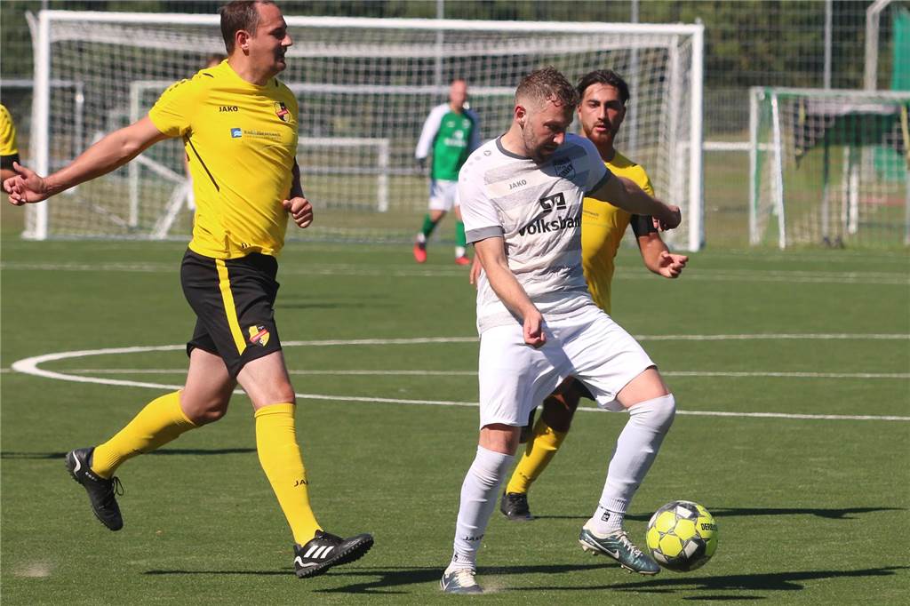 Patrick Eingel hadert und trifft Patrick Eingel vom SuS Olfen führt den Ball.