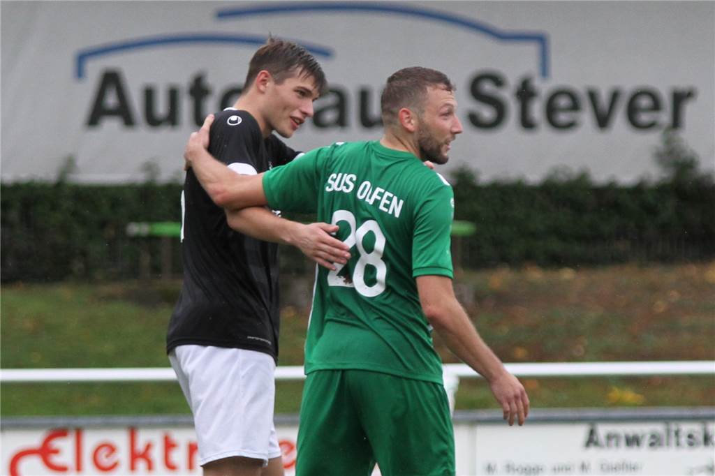 Torwartnot beim SuS Olfen wird immer größer: Jetzt musste sogar ein Feldspieler aushelfen Patrick Eingel (r.) ist eigentlich Offensivspieler beim SuS Olfen. Gegen Arminia Appelhüsen musste der 28-Jährige aber im Tor aushelfen.