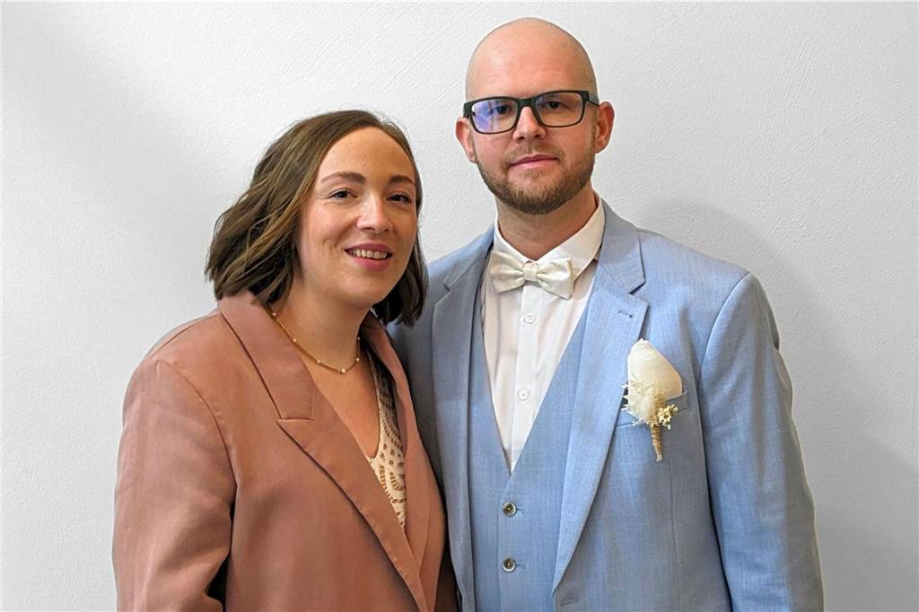Die Eheleute Patrick Elskamp und Laura Schiermeyer nach ihrer Hochzeit im Rathaus Recklinghausen